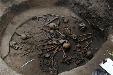In etwa eineinhalb Metern Tiefe haben Archäologen in Mexiko-Stadt eine etwa 2400 Jahre alte Grabstätte entdeckt. Foto: Inah/NOTIMEX