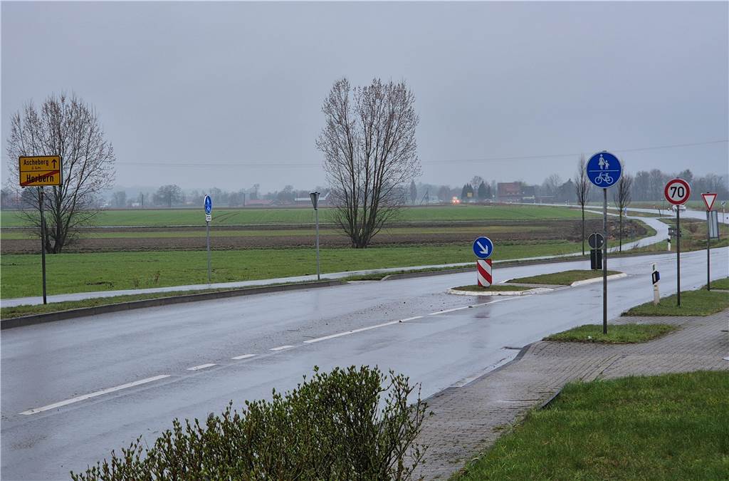 Lärm und Raserei auf Ascheberger Straße: „Irgendwann kracht es hier mal richtig“ In Fahrtrichtung Ascheberg steht das Verkehrsschild für erlaubte 70 km/h direkt am Ortsausgangsschild.