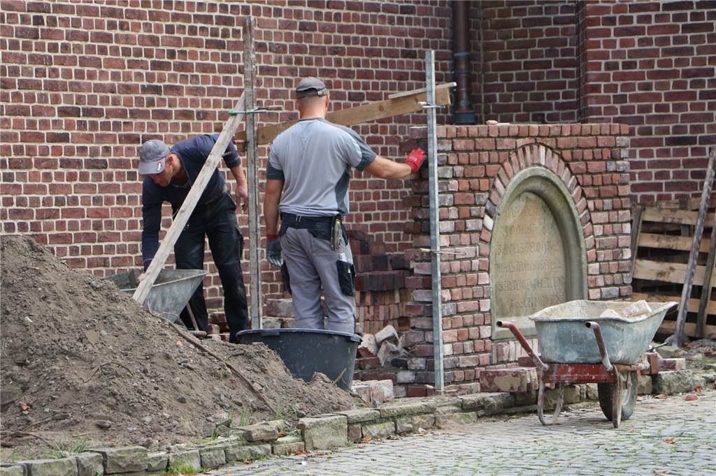 Jakobus-Kirche wird bald zur Baustelle: „Übergang werden wir hinbekommen“ In Feinarbeit wird das Kreuz an der Jakobus-Kirche an neuem Standort wieder errichtet.