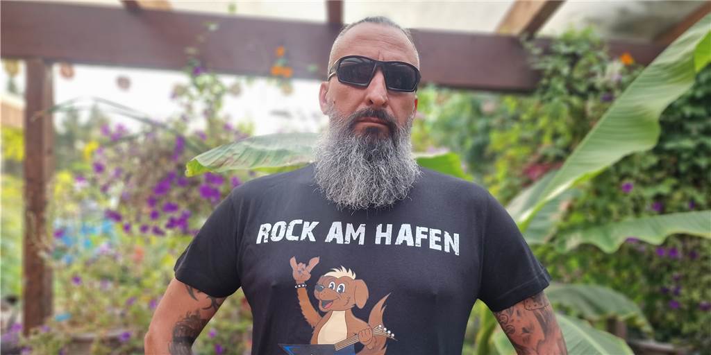 Rock am Hafen: Veranstalter Michael Brauckhoff freut sich auf die „Wacken-Oma“ Michael Brauckhoff aus Recklinghausen organisiert das "Rock am Hafen"-Festival und wirbt mit seinem T-Shirt für das Event