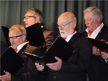 In fünf Probemonaten hatten die Sänger des Männergesangvereines "Harmonia" Olfen das Programm für das Jubiläumskonzert unter der Leitung von Dirk Franek geprobt