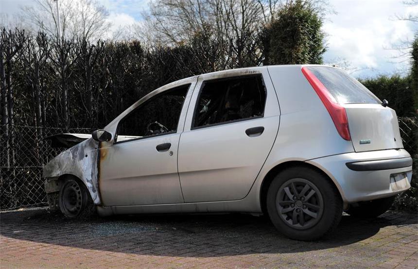 In Geisecke brannten binnen acht Tagen fünf Autos In Geisecke brannte in der Nacht von Samstag auf Sonntag ein PKW, nach den zwei Autobränden in der Nacht von Gründonnerstag auf Karfreitag ist das schon das dritte Fahrzeug innerhalb von zehn Tagen.