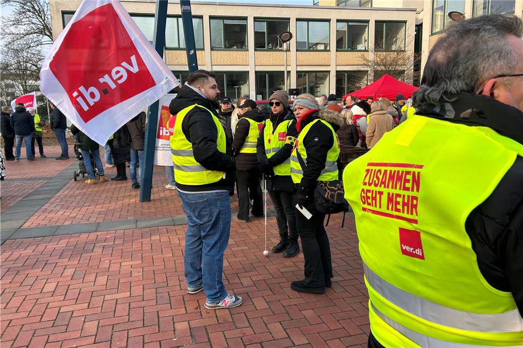 In gelben Westen und mit Verdi-Fahnen streikten die Menschen.