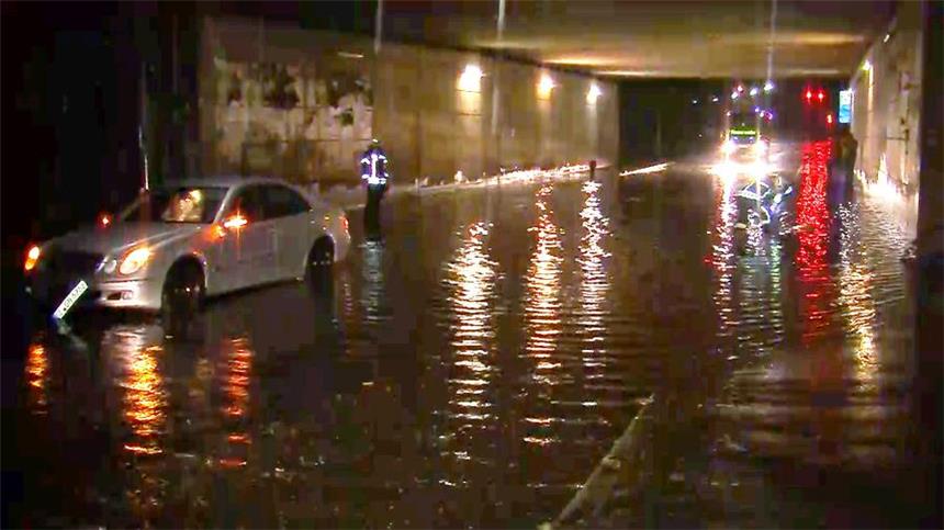 Bleibt es stürmisch? So sind die Aussichten In Gelsenkirchen standen in der Nacht zu Montag Straßen unter Wasser. Der starke Dauerregen lässt vorerst nicht nach.