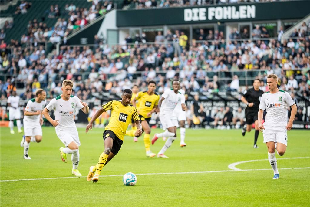 Ein Jahr BVB-Profi: Die emotionale Achterbahnfahrt des Youssoufa Moukoko In Gladbach durfte Moukoko von Beginn an ran: Sein bisher einziger Startelfeinsatz für den BVB in dieser Saison.