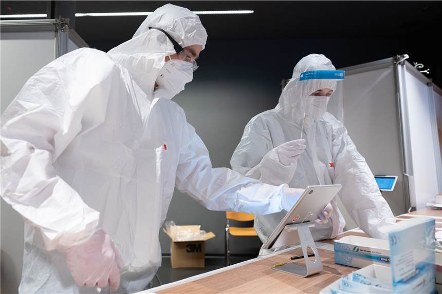 XE, XD und XF: Wie besorgniserregend sind die neuen Rekombinationen des Coronavirus? Mitarbeiter sortieren Corona-Tests.