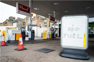 In Großbritannien wurde zu Monatsbeginn Benzin knapp, weil die ausländischen Tankwagenfahrer das Land verlassen mussten. 