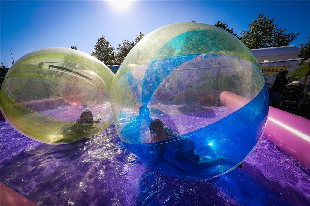 In großen Plastikbällen rollten die Kinder über das Wasser.