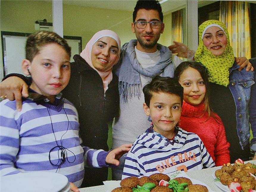 Flüchtlingskinder weiterhin verschwunden In großer Sorge um die Kinder Hasan (l., 14), Zein (vorne, 6) und Haifa (2.v.r., 12) sind Mutter Hallah (2.v.l.), ihr Bruder Osama und Oma Houda.