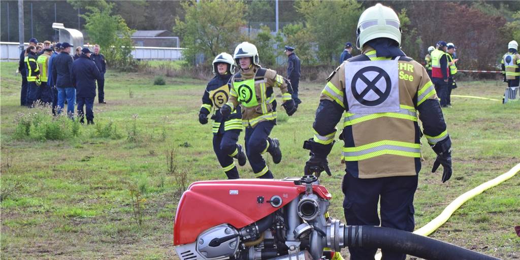 Wasser Marsch! Viele Fotos und Video vom Leistungsnachweis der Feuerwehren In Gruppen von jeweils neun Personen zeigten die Einsatzkräfte ihr Können.