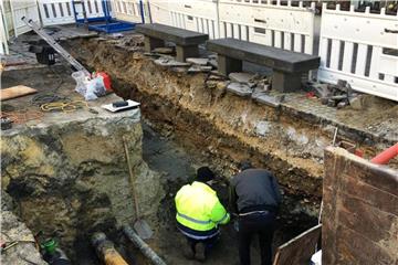 In gut einem Meter Tiefe ist in Aachen eine alte Römerstraße entdeckt worden. Foto: Stadt Aachen/Stefan Herrmann