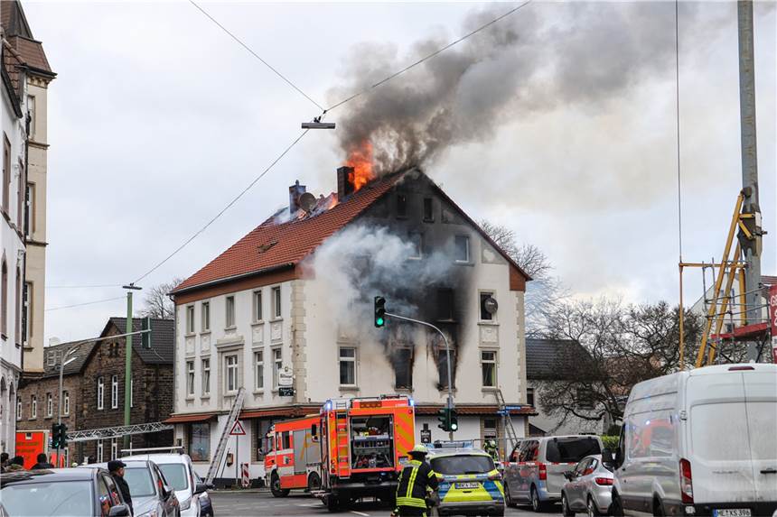 Tote nach schwerem Hausbrand in Hagen identifiziert - Brandursache wird ermittelt In Hagen ging ein Mehrfamilienhaus in Flammen auf.