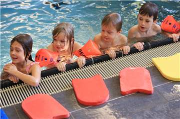 In Haltern ist die Nachfrage nach Schwimmkursen für Kinder hoch (Symbolbild).