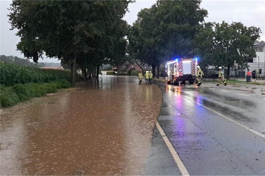 Schwere Unwetter ziehen über NRW: Stromausfall, Straßen überflutet, Bäume umgestürzt In Haltern wurde am Dienstagabend eine Straße überflutet.