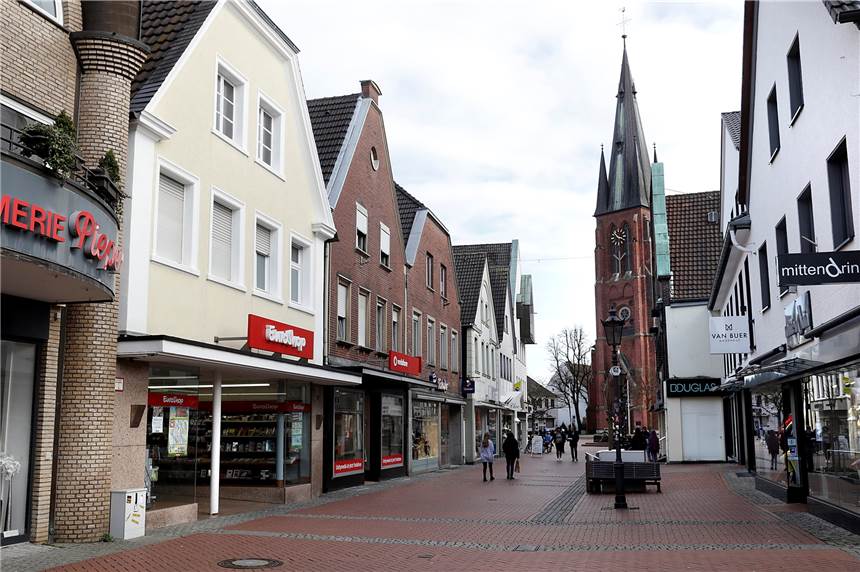 Vermummte greifen in der Halterner Innenstadt Versammlungsteilnehmer an In Halterns Innenstadt griffen am Montagabend Vermummte einige Versammlungsteilnehmer an.