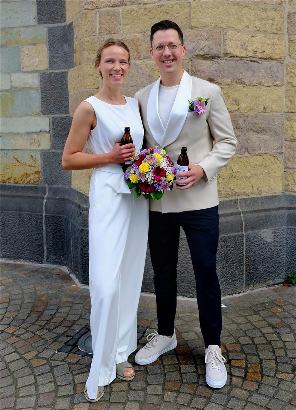 Die Eheleute Caroline Brauer und Fabian Neumann nach ihrer Hochzeit vor dem Rathaus in Recklinghausen