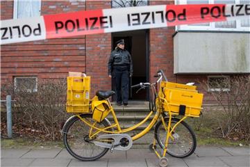 In Hamburg sichert eine Polizistin den Hauseingang, vor dem es zu dem Unfall mit der Pfefferspraydose gekommen war. Foto: Daniel Bockwoldt