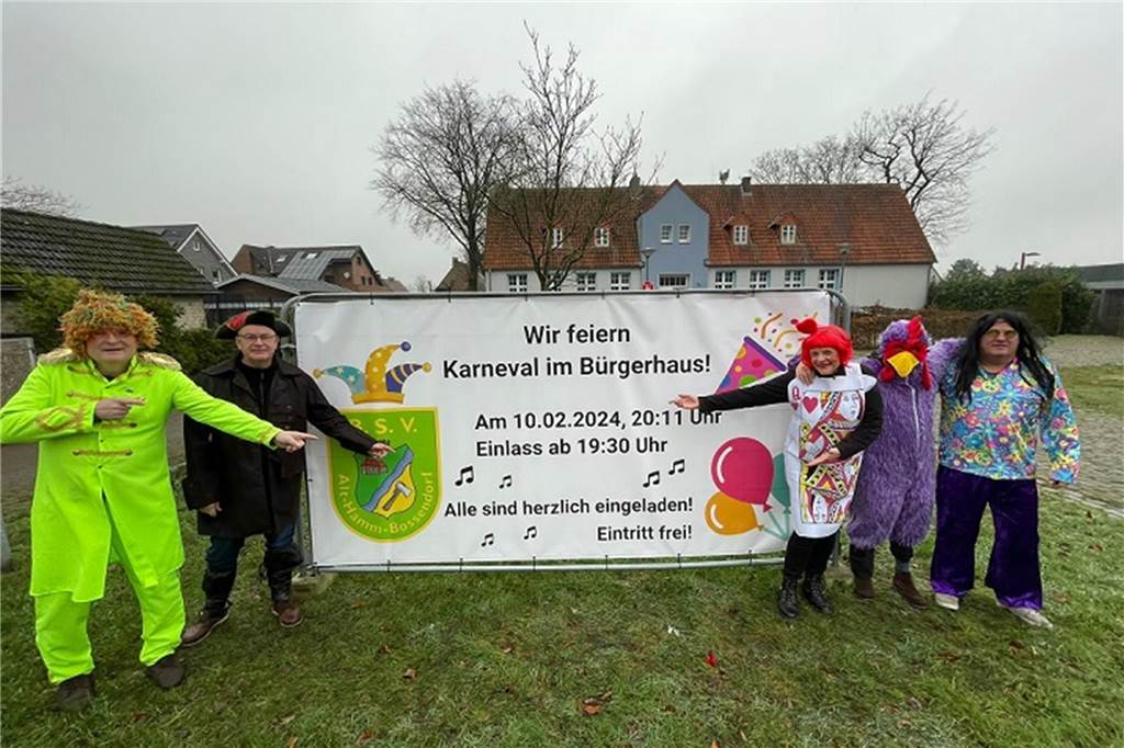 Übersicht der Karnvevalspartys an Weiberfastnacht und Rosenmontag Verkleidete Leute stehen vor einem Plakat
