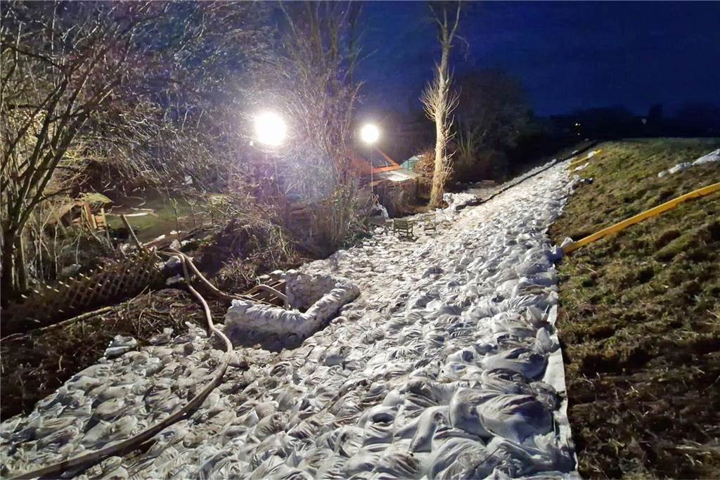 Weihnachten fiel ins Wasser: THW bekämpfte das Hochwasser in der Region In Hamm halfen die THWler aus Werne, einen Deich zu stabilisieren.