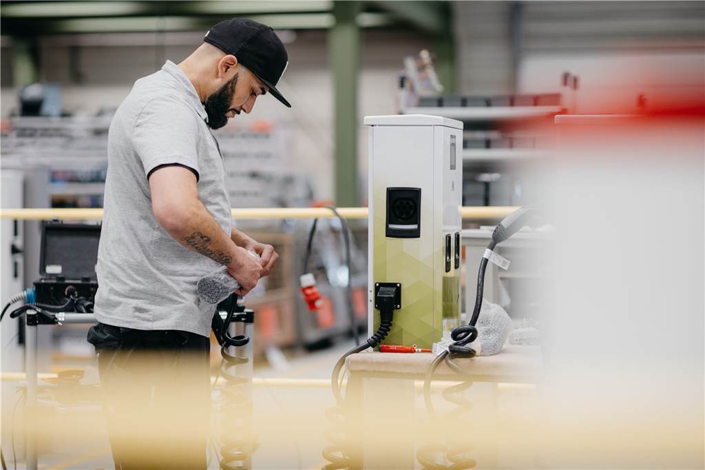 Dortmunder Firma will in ganz Europa wachsen - jetzt als AG In Handarbeit werden die Ladesäulen für Elektroautos bei Compleo in Dortmund gefertigt.