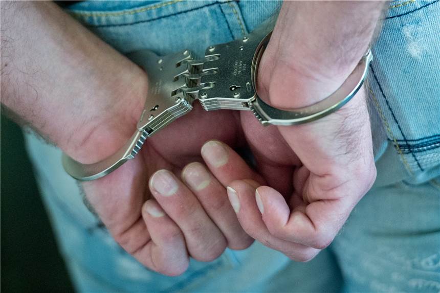 Angeklagten aus U-Haft entlassen, weil Zeugin einen Motorschaden hatte In Handschellen (Symbolbild) wurde der Angeklagte am Dienstagmorgen dem Schöffengericht in Ahaus vorgeführt. Dann platzte der Prozess, weil die Hauptbelastungszeugin nicht erschien.