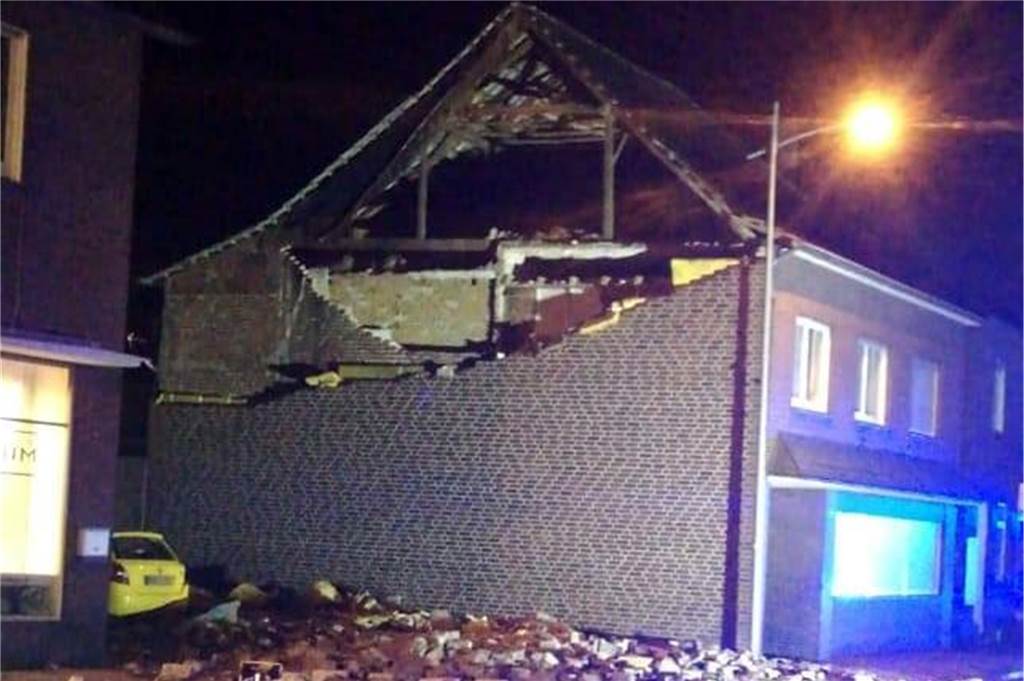 Orkan Sabine in NRW: Bahnverkehr normalisiert sich, Haus wird abgerissen In Heek hat Orkantief Sabine einen Giebel zum Einsturz gebracht. Menschen wurden nicht verletzt.