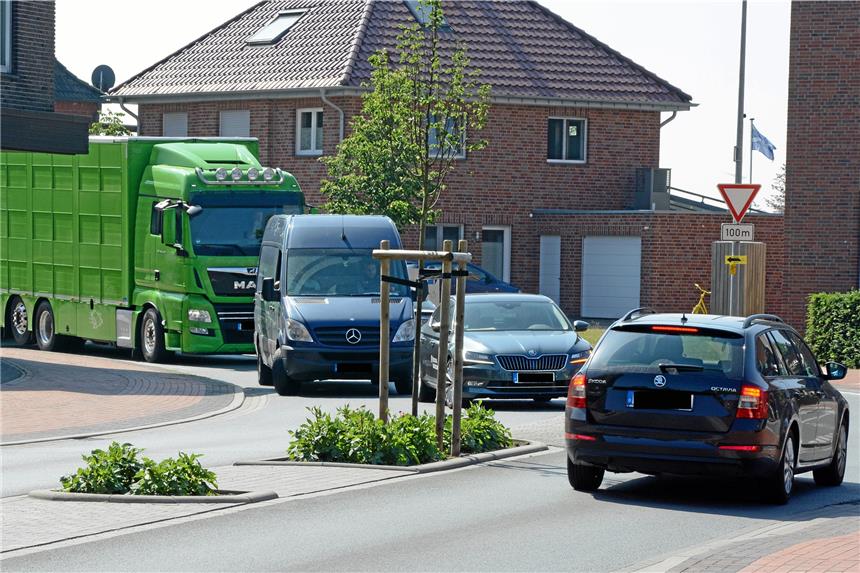Umleitungen als Ärgernis In Heek ist das Verkehrsaufkommen im Zuge der Straßensanierung der L570 zwischen Ahaus und Schöppingen deutlich angestiegen. Pkw wie Schwerlastfahrzeuge schlängeln sich durch den Ort.