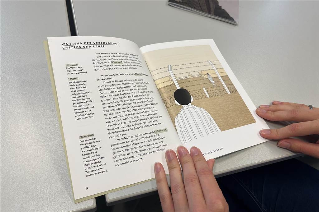 In Heften wie diesen erzählen Zeitzeugen des Holocausts ihre Geschichte.