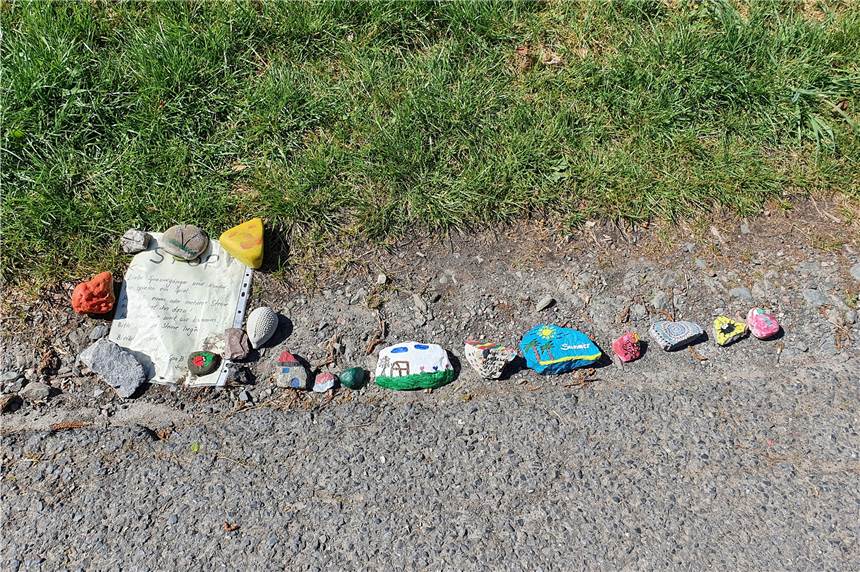 Corona-Krise: Herberner starten eigene bunte Steinschlange In Herbern auf der Straße "Auf der Rulle" gibt es jetzt eine eigene Steinschlange, mit der sich die Bürger die Zeit vertreiben können.