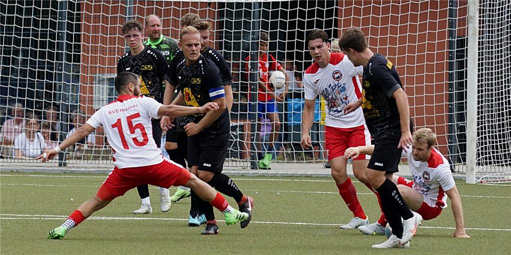 Tapfer kämpfender Kamener SC ist raus: Pokal-Aus in der Nachspielzeit In höchster Bedrängnis spielt KSC-Kapitän Philipp Denninghoff (Mitte) den Befreiungspass zum Mitspieler Nico Zebrowski (r.).