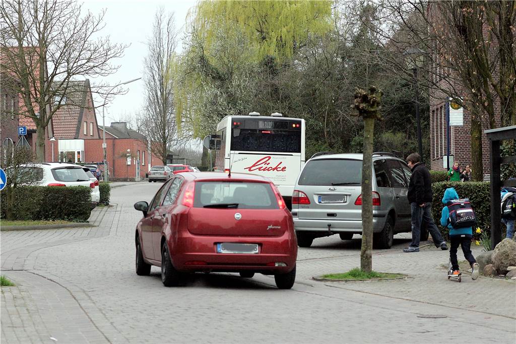 Streit um Verkehrsbelastung Altenhammstraße: Kleiner Kasten soll endlich Fakten schaffen In Höhe der beiden Schulen und der Kita häuft sich an der Altenhammstraße zeitweise der Verkehr.