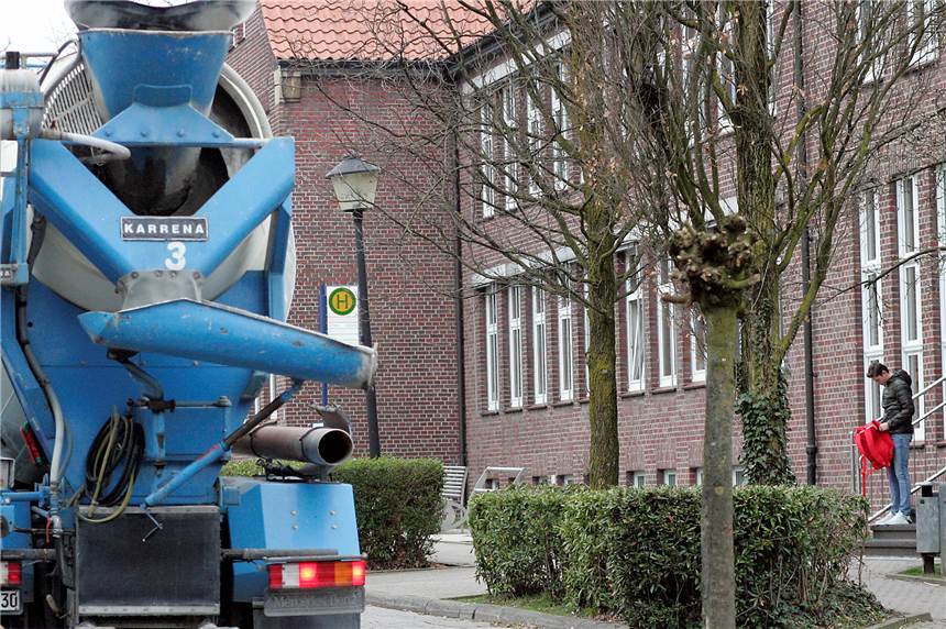 Verkehr an Altenhammstraße soll durch Umgehungsstraße entzerrt werden In Höhe der Schulen und der Kita kommt es zeitweise in der Altenhammstraße zu hohem Verkehrsaufkommen und gefährlichen Engpässen. Das soll sich mit einem neuen Verkehrskonzept ändern.