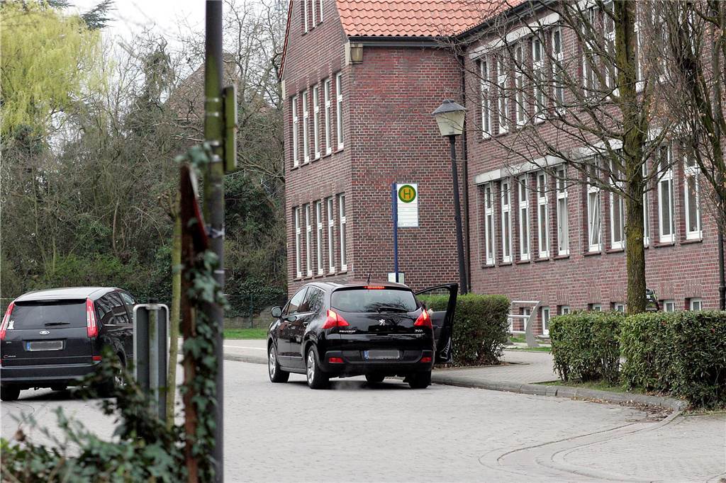 Neuer Parkplatz an der Altenhammstraße nimmt Gestalt an In Höhe der Schulen und der Kita kommt es zeitweise in der Altenhammstraße zu hohem Verkehrsaufkommen und gefährlichen Engpässen.