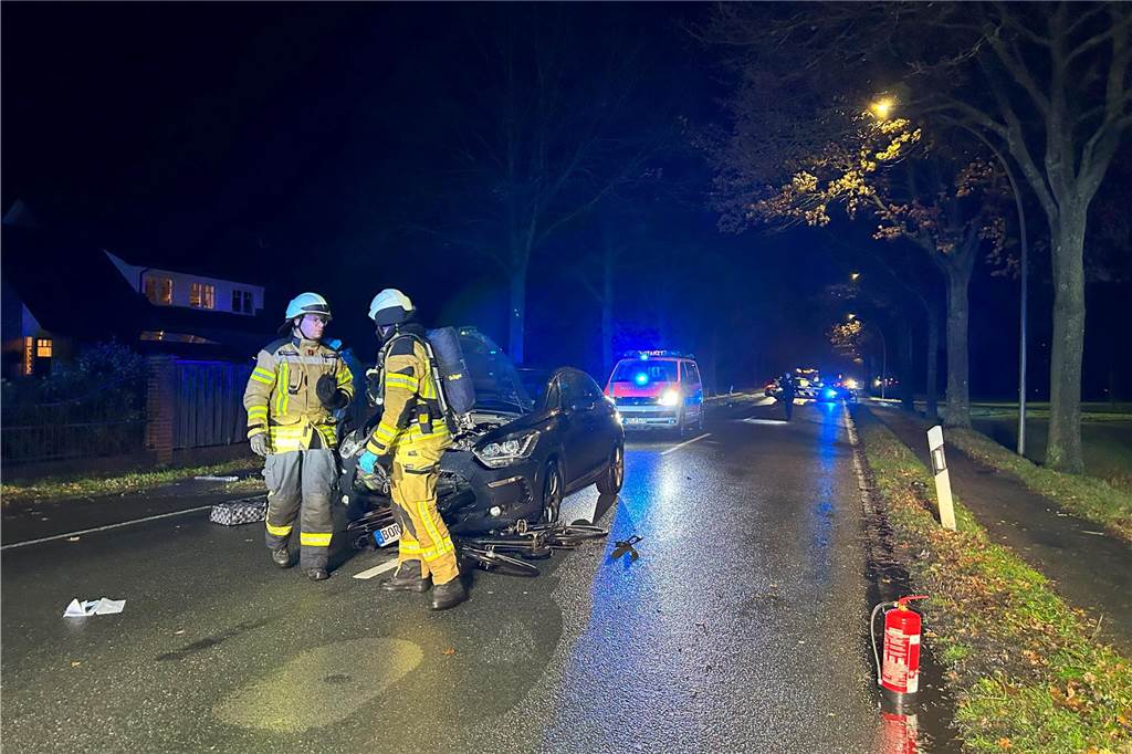 Feuerwehrmänner am Unfallort