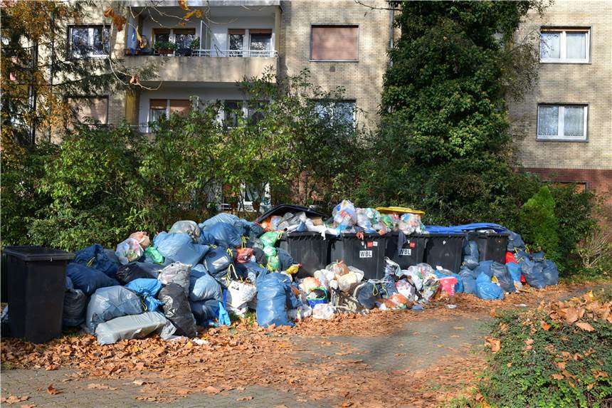 Müllberge an der Münsterstraße: Ursache unklar, WBL schafft Abhilfe In Höhe des Hauses Münsterstraße 80 türmen sich mittlerweile die Müllberge.