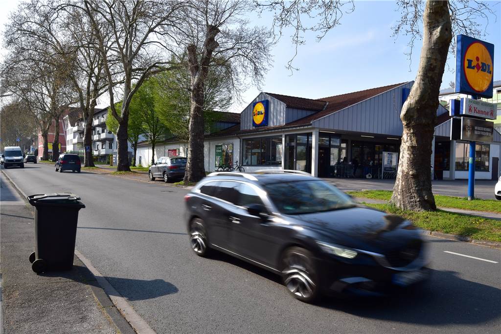 Niederaden: Mehr Lebensqualität geht kaum, trotz fehlender Angebote für Jugendliche In Höhe des Lidl an der Niederadener Straße steht zwar öfters mal das Blitzer-Auto der Stadt, trotzdem wird dort ständig gerast.