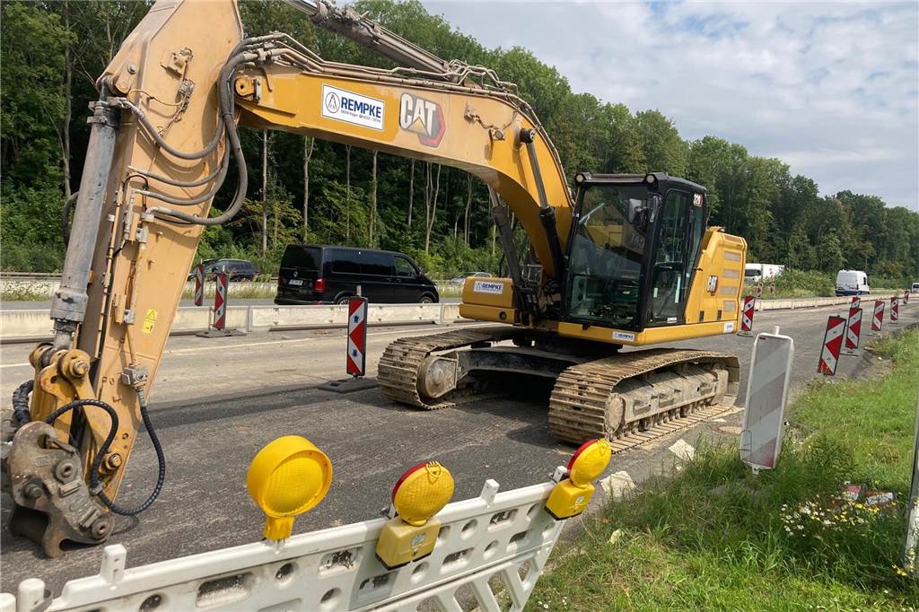 Bauleute wollen bei B1-Ausbau Zeitverzug aufholen Ein Bagger