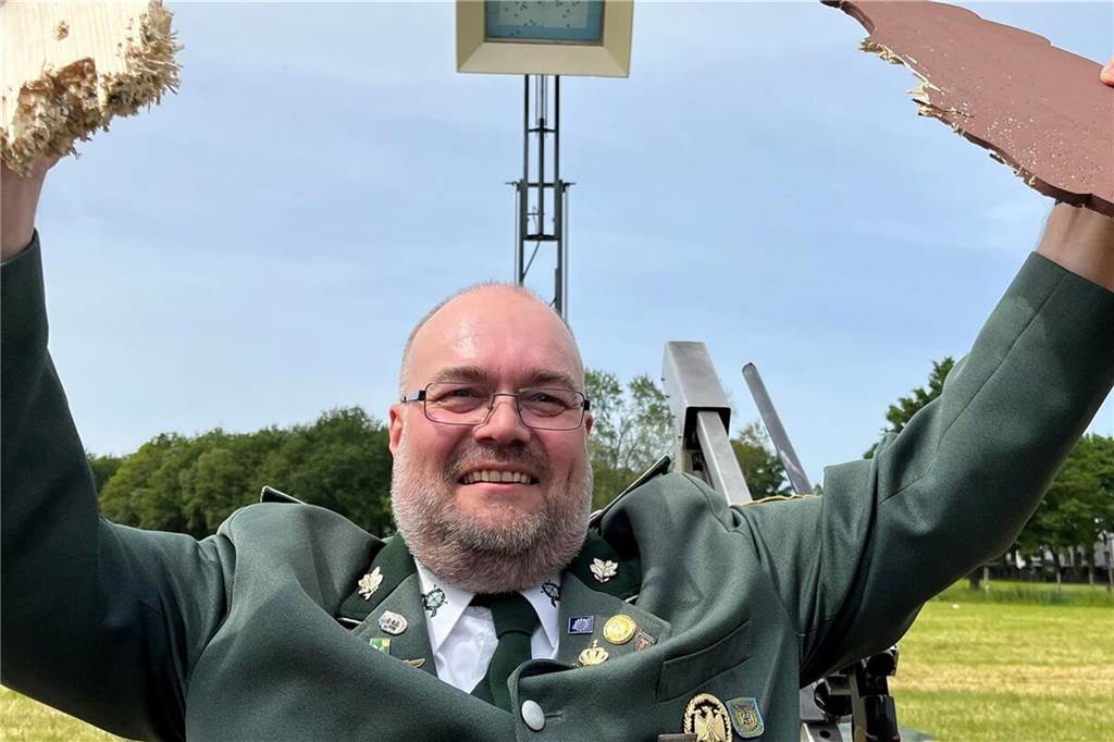 Schützenfeste 2024 und 2025 in Dorsten: Die Termine in der Übersicht Michael Lohner streckt beide Arme in die Höhe und hält dabei in beiden Händen ein Stück Holz.