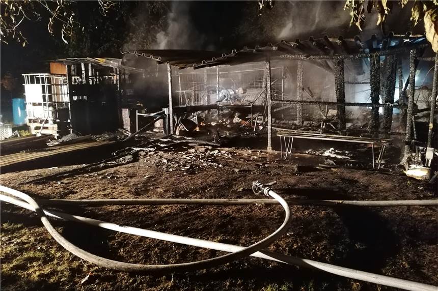 An der Holthauser Straße brannten zwei Gartenlauben nieder In Holthausen - an der Holthauser Straße - brannten in der Nacht zu Montag (21.9.) zwei Gartenlauben nieder