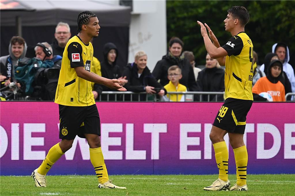 BVB-Entscheidung im Brunner-Poker naht: Top-Talent steht vor Wochen der Wahrheit Paris Brunner jubelt gemeinsam mit Franz Roggow.