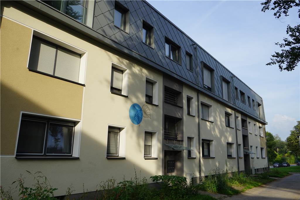 In Hostedde treibt der Spar- und Bauverein Dortmund im Quartier In der Liethe/Mohlweg/Pücklerweg derzeit den Ausbau der Dachgeschosse voran. Die Genossenschaft sieht darin einen Weg, neuen Wohnraum ohne neue Flächenversiegelung zu schaffen. Und der Dachausbau ist günstiger als der Hausbau. Hier kann eine Wohnung für 8 Euro pro Quadratmeter angeboten werden.