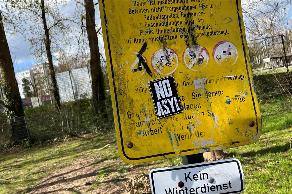 Rechte Propaganda-Sticker in Husen: Sticker tauchen in Dortmund nicht zum ersten Mal auf In Husen-Kurl aben unbekannte rechte Propaganda-Sticker angeklebt.