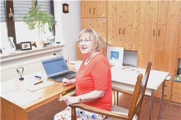 In ihrem Arbeitszimmer bereitet sich Christel Briefs auf ihre Sitzungen vor.
