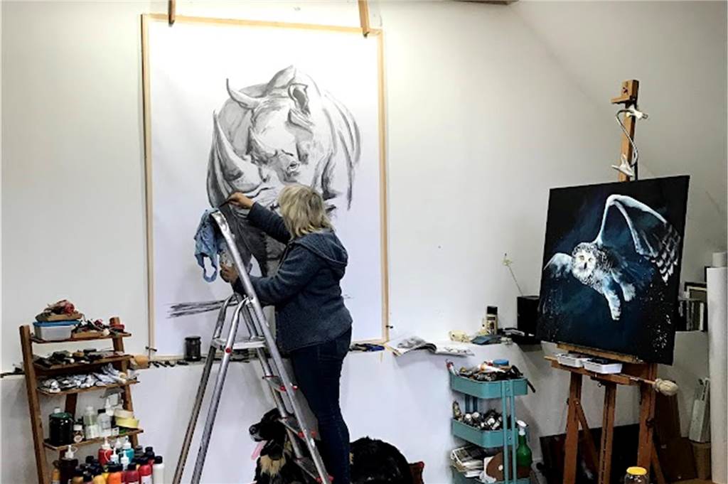Künstlerin lädt zur Ausstellung: Achtsamkeit zwischen Mensch und Natur In ihrem Atelier ist viel Platz für Kreativität. Ihre Werke entstehen mit verschiedensten Techniken und Bildgrößen.