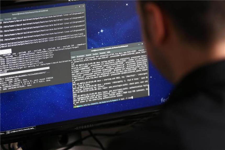 Informatiker brauchen hohe interkulturelle Kompetenz In ihrem Beruf kommen Informatiker oft mit Menschen aus anderen Ländern in Kontakt. Interkulturelle Kompetenz ist für sie daher besonders wichtig. Foto: Jan Woitas