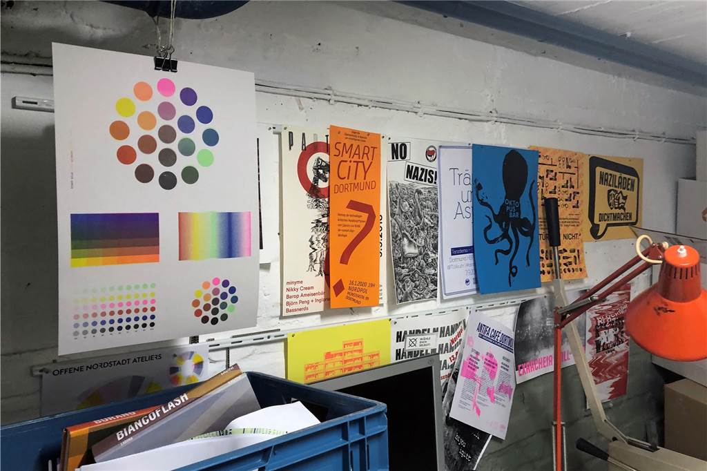 Ein „Horrorhaus“ zum Selbstbasteln - Dortmunds kuriosestes DIY-Projekt In ihrem eigenen Druckkeller stellen die Mitglieder von „Unterdruck“ eigene Plakate, Poster und Flyer im Siebdruckverfahren her.