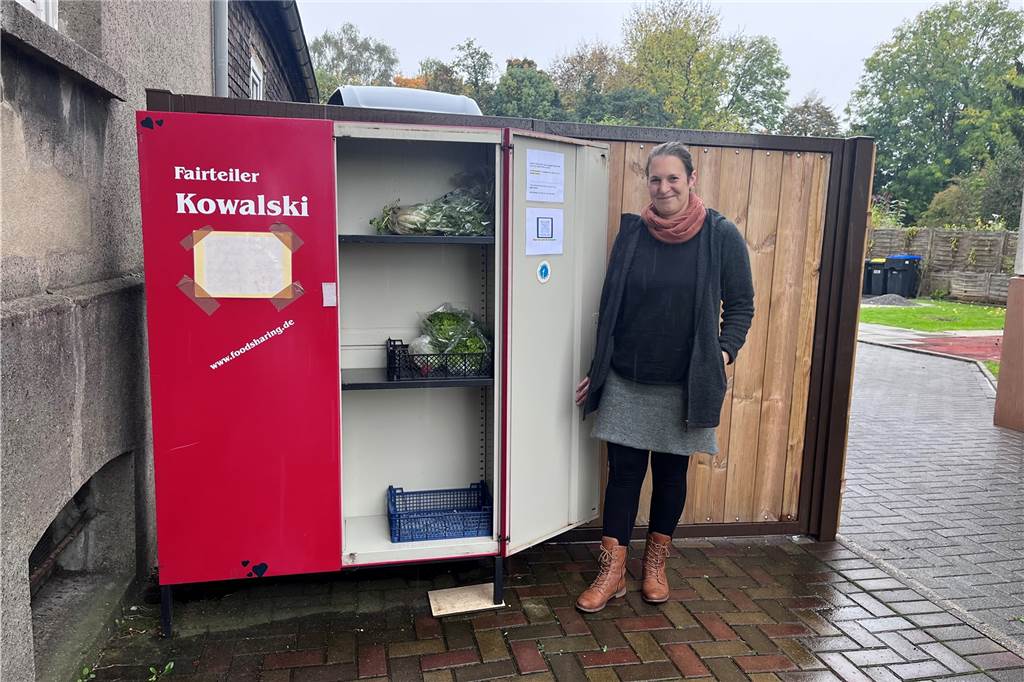 Foodsharing Lünen rettet 80 Kilo Mehl vor dem Müll: „Das ist schon etwas Besonderes“ In ihrem Fairteiler an der Saarbrücker Straße 48 in Lünen-Süd lagert Foodsaverin Madeleine Wolf frisches Gemüse. Menschen können sich dort rund um die Uhr an den kostenlosen Lebensmitteln bedienen.