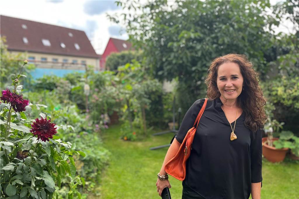 Nina Pawlowski schneidet Haare im Salon in ihrem ehemaligen Wohnzimmer Friseurmeisterin Nina Pawlowski in ihrem naturbelassenen Garten.