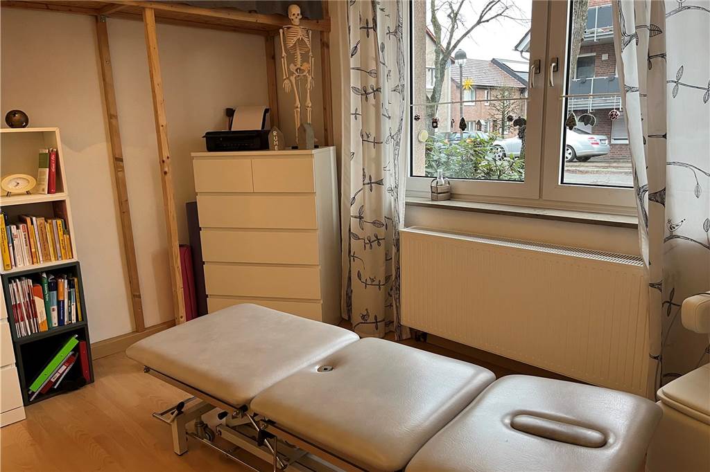 Beckenbodenschwäche: „Mit Inkontinenz muss man sich nicht abfinden“ Behandlungsraum mit Liege