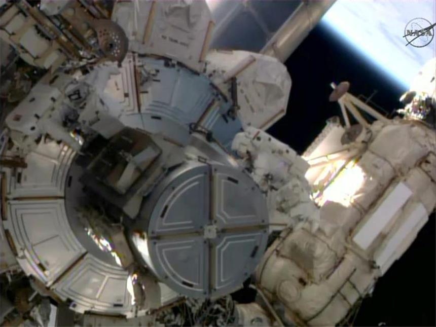 Raumfahrer Gerst besteht seinen Ausflug ins All In ihren weißen Anzügen fallen die Astronauten Alexander Gerst und Reid Wiseman bei den Arbeiten an der ISS kaum auf. Erst auf den zweiten Blick erkennt man die beiden Astronauten.